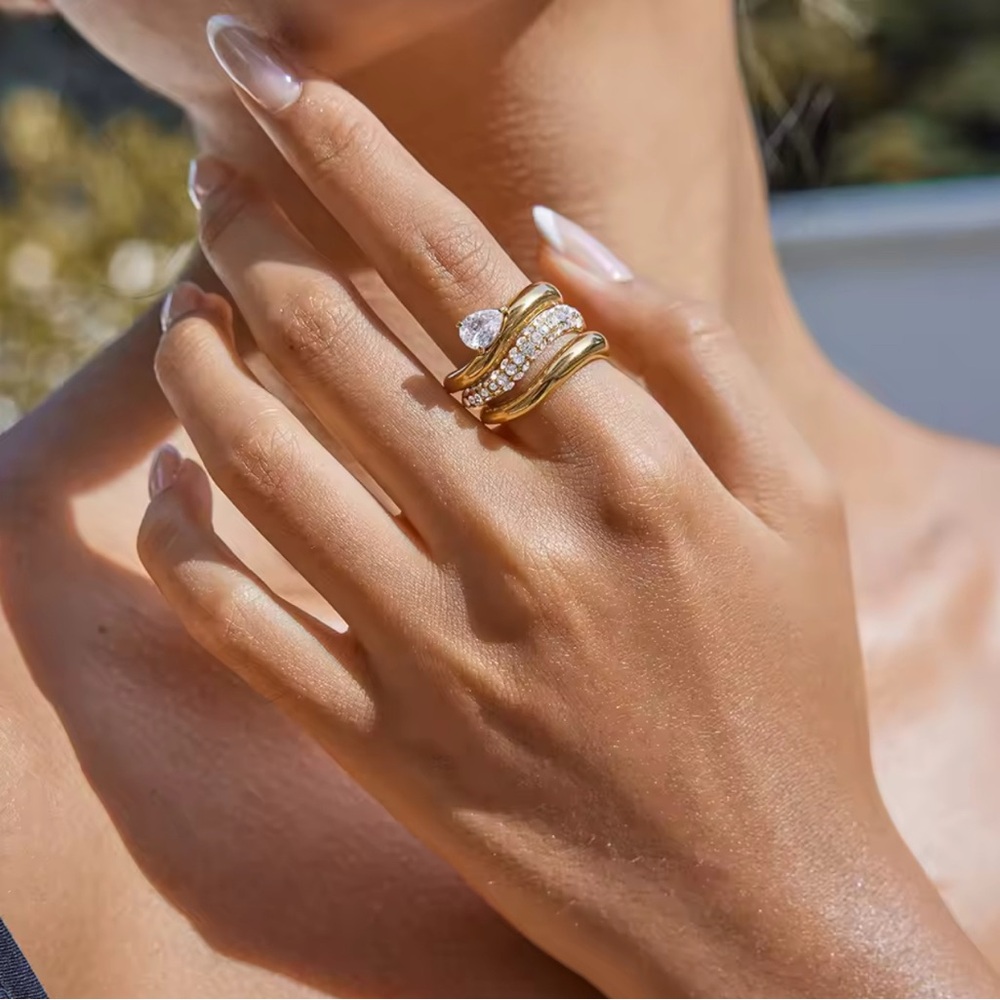 NEW 18K GOLD PLATED TRIO RING SET “AUREA” – Wave + Pavé + Pear Solitaire (US 7) - Picture 3 of 5